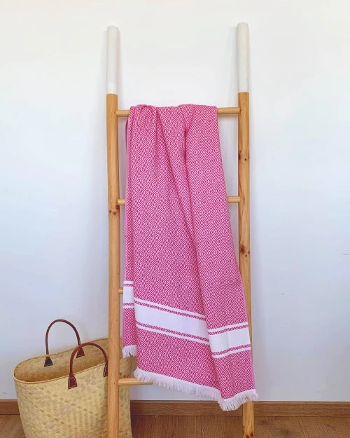 Le Comptoir De La Plage Accessoires Et Serviettes De Plage Fouta Doublée éponge Avec Franges Rose Fuschia Chevron 90x160 4 Le Comptoir De La Plage Accessoires Et Serviettes De Plage Fouta Doublée éponge Avec Franges Rose Fuschia Chevron 90x160 – Image 2