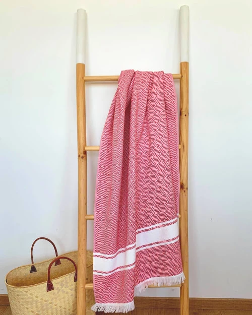 Le Comptoir De La Plage Accessoires Et Serviettes De Plage Fouta Doublée éponge Avec Franges Rouge Corail Chevron 90x160 4 Le Comptoir De La Plage Accessoires Et Serviettes De Plage Fouta Doublée éponge Avec Franges Rouge Corail Chevron 90x160 – Image 2