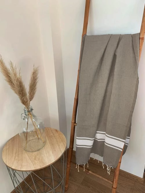 Le Comptoir De La Plage Accessoires Et Serviettes De Plage Fouta Traditionnelle Beige Taupe Kozo 100 X 200 4 Le Comptoir De La Plage Accessoires Et Serviettes De Plage Fouta Traditionnelle Beige Taupe Kozo 100 X 200 – Image 2