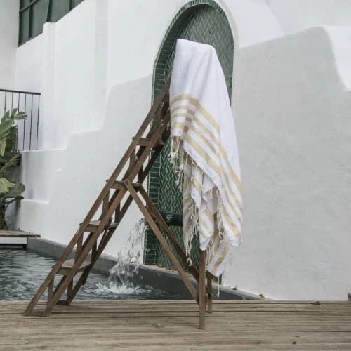 Febronie Décoration De Jardin Fouta XXL En Coton 200x200 Blanc Et Or 5 Febronie Décoration De Jardin Fouta XXL En Coton 200x200 Blanc Et Or – Image 3