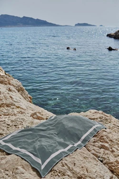 LA SERVIETTE PARIS Accessoires Et Serviettes De Plage Serviette De Plage Coton Bio 500Gr/m² Gris Cadre Blanc 90x170 4 LA SERVIETTE PARIS Accessoires Et Serviettes De Plage Serviette De Plage Coton Bio 500Gr/m² Gris Cadre Blanc 90x170 – Image 2