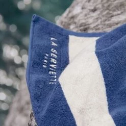 LA SERVIETTE PARIS Décoration De Jardin Serviette De Plage Coton Bio 500Gr/m² Rayures Bleu/crème 90x170 -Gants de toilette Soldes serviette de plage coton bio 500gr m2 rayures bleu creme 90x170 3