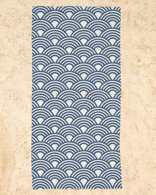 Juniqe Décoration De Jardin Serviette De Plage En éponge-velours En Blanc & Bleu 90x180 4 Juniqe Décoration De Jardin Serviette De Plage En éponge-velours En Blanc & Bleu 90x180 – Image 2