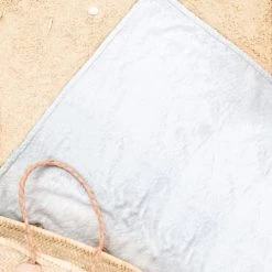 Juniqe Décoration De Jardin Serviette De Plage En éponge-velours En Blanc & Bleu 90x180 7 Juniqe Décoration De Jardin Serviette De Plage En éponge-velours En Blanc & Bleu 90x180 -Gants de toilette Soldes serviette de plage en eponge velours en blanc bleu 90x180 3