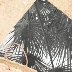 Juniqe Décoration De Jardin Serviette De Plage En éponge-velours En Blanc & Gris 90x180 -Gants de toilette Soldes serviette de plage en eponge velours en blanc gris 90x180 3