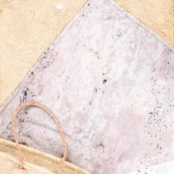 Juniqe Décoration De Jardin Serviette De Plage En éponge-velours En Blanc & Gris 90x180 -Gants de toilette Soldes serviette de plage en eponge velours en blanc gris 90x180 6