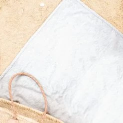 Juniqe Décoration De Jardin Serviette De Plage En éponge-velours En Blanc & Gris 90x180 -Gants de toilette Soldes serviette de plage en eponge velours en blanc gris 90x180 9