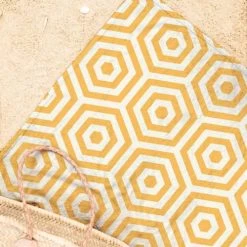 Juniqe Décoration De Jardin Serviette De Plage En éponge-velours En Blanc & Jaune 90x180 -Gants de toilette Soldes serviette de plage en eponge velours en blanc jaune 90x180 6