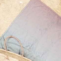 Juniqe Décoration De Jardin Serviette De Plage En éponge-velours En Blanc & Rose 90x180 -Gants de toilette Soldes serviette de plage en eponge velours en blanc rose 90x180 9