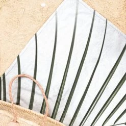 Juniqe Décoration De Jardin Serviette De Plage En éponge-velours En Blanc & Vert 90x180 -Gants de toilette Soldes serviette de plage en eponge velours en blanc vert 90x180 21