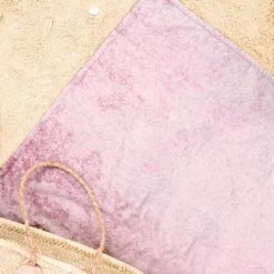 Juniqe Décoration De Jardin Serviette De Plage En éponge-velours En Gris & Violet 90x180 7 Juniqe Décoration De Jardin Serviette De Plage En éponge-velours En Gris & Violet 90x180 -Gants de toilette Soldes serviette de plage en eponge velours en gris violet 90x180 9