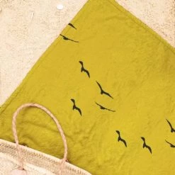 Juniqe Décoration De Jardin Serviette De Plage En éponge-velours En Jaune 90x180 -Gants de toilette Soldes serviette de plage en eponge velours en jaune 90x180 9