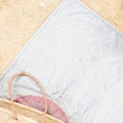 Juniqe Décoration De Jardin Serviette De Plage En éponge-velours En Rose 90x180 -Gants de toilette Soldes serviette de plage en eponge velours en rose 90x180 3