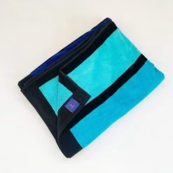 Le Comptoir De La Plage Accessoires Et Serviettes De Plage Serviette De Plage éponge Velours Bleu Happy Blue 100 X 175 10 Le Comptoir De La Plage Accessoires Et Serviettes De Plage Serviette De Plage éponge Velours Bleu Happy Blue 100 X 175 -Gants de toilette Soldes serviette de plage eponge velours bleu happy blue 100 x 175 1