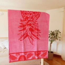 Le Comptoir De La Plage Accessoires Et Serviettes De Plage  Serviette De Plage éponge Velours Fuschia Catalina 90 X 170 -Gants de toilette Soldes serviette de plage eponge velours fuschia catalina 90 x 170 1